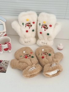 Détail de moufles en peluche teckel avec fausse fourrure douce et broderie de chien