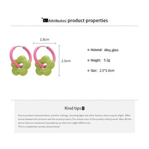 Detail view of flower drop earrings with alloy glass material and dimensions 2.5x1.8cm