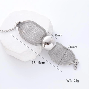 Dettaglio di bracciale a catena spessa argento con maglia intrecciata e sfere di metallo