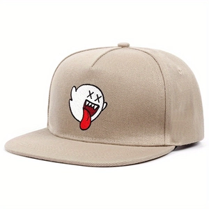 Detail der khakifarbenen Snapback-Kappe mit weißem Geister-Stickerei-Patch