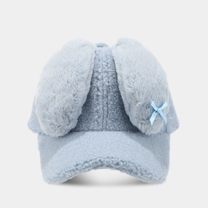 Détail de la casquette lapin bleu clair en laine d'agneau avec un nœud en satin doux