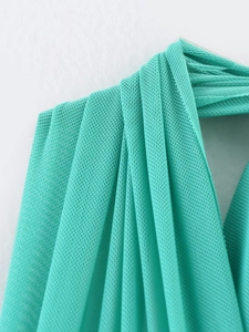 Detailaufnahme von türkisem Stretch-Netzgewebe mit feiner Strickstruktur und weichem Fall