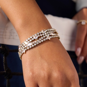 Dreilagiges 18K vergoldetes Edelstahl Tennisarmband mit verschiedenen Herz-Zirkonia