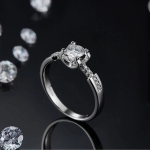 Classic Moissanite moos head ring in S925 sterling silver with sparkling round main diamond