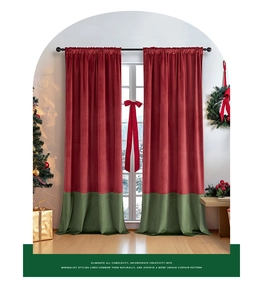Dettaglio delle tende natalizie in velluto rosso e verde con fiocco elegante e tessuto morbido