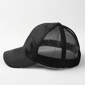 Dettaglio del cappellino trucker mimetico nero con rete traspirante e visiera curva