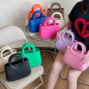 Collection de neuf sacs de plage en EVA colorés avec des motifs ajourés circulaires