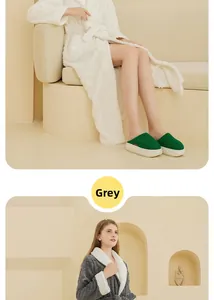 Détail du peignoir en peluche jacquard épais en gris et blanc avec chaussons