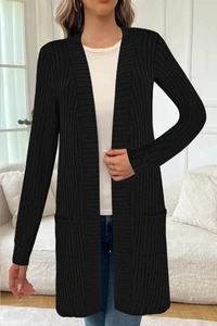Detail eines schwarzen langärmeligen Rippstrick-Cardigans mit Taschen und offener Vorderseite