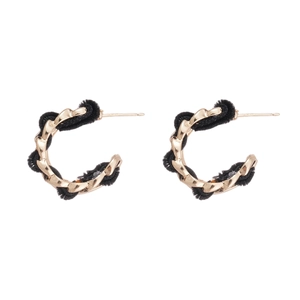 Boucles d'oreilles créoles en C dorées avec ruban en velours noir entrelacé
