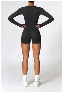 Vue arrière de l'ensemble de yoga noir avec short taille haute et haut à manches longues