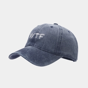 Vue détaillée de la broderie WTF sur casquette de baseball en coton bleu marine délavé