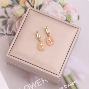 Boucles d'oreilles créoles dorées avec pendentifs croix en pierre rose naturelle