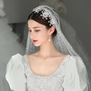 Eleganter Braut Haarreif mit Strass Schneeflocken und weißem Pailletten Hochzeitsschleier