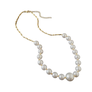 Elegante collana di perle barocche con perle in metallo dorato e chiusura su fondo bianco