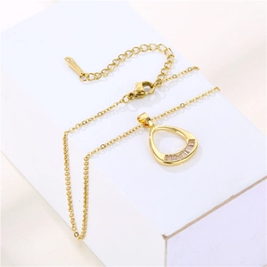 Collana minimalista in acciaio dorato con ciondolo a goccia in zircone su supporto bianco