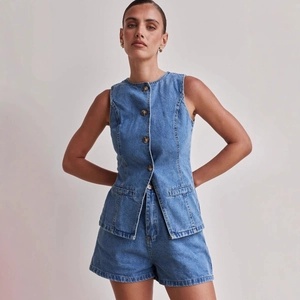 Zweiteiliges Damen-Set aus ärmelloser Denim-Weste und High-Waist-Shorts in Blau