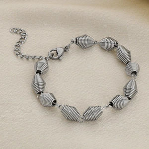 Dettaglio del bracciale con perline a spirale in argento e chiusura a moschettone