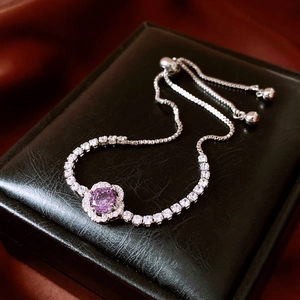 Détail macro d'un bracelet ajustable argenté avec une pierre ronde violette et cristaux