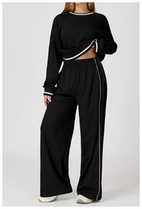 Détail du pantalon de jogging noir avec rayures latérales blanches et texture de qualité