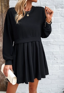 Vue détaillée de la robe noire à manches longues pour femmes avec jupe plissée élégante