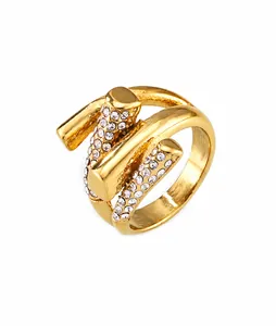 Détail d'une bague entrelacée en acier titane doré avec micro-pavage de diamants cubiques