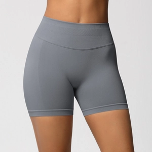 Détail du short de fitness gris sans couture avec taille haute et bande côtelée gainante