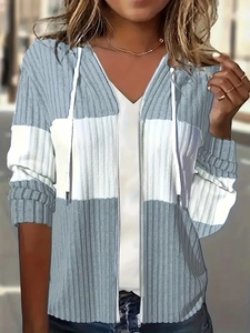 Detail van blauw-wit gestreepte hoodie met rits en verticale ribgebreide textuur