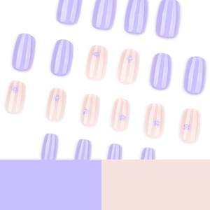 Faux ongles courts carrés lilas et rose avec motifs floraux et détails en perles