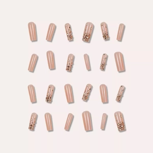 Faux ongles cercueil longs avec strass dorés et fini rose nude brillant