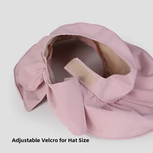 Dettaglio della chiusura a strappo regolabile sul cappello parasole rosa sport
