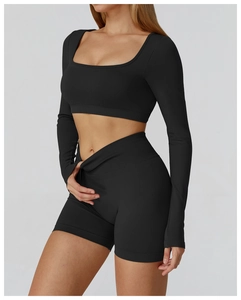 Détail d'un ensemble de yoga noir sans couture avec col carré et taille haute côtelée