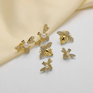 Set de 6 pendientes de abeja dorados con perlas blancas y circonitas para mujeres