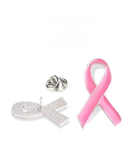 Détail du ruban rose pour cancer du sein avec dos texturé et fermoir papillon argenté