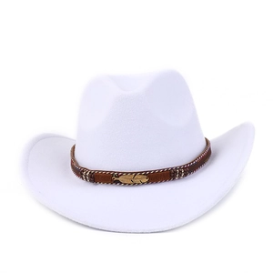 Détail d'un chapeau de cowboy blanc avec ruban tressé marron, plume dorée et perles
