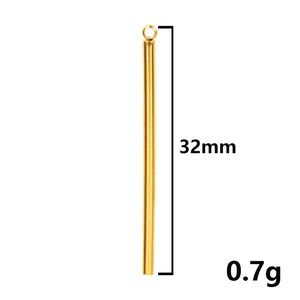 Macro shot of 32mm gold stainless steel bar pendant showing 0.7g weight and polished finish