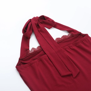 Detail des roten Neckholder-Tops mit Spitzenbesatz und Schleife aus weichem Stoff