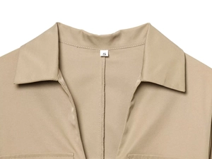 Detalle del escote del mini vestido caqui con costuras de calidad y etiqueta de talla