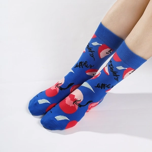 Chaussettes bleues en coton avec motif pomme rouge et texte 'apples' sur fond blanc