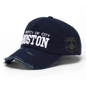 Détails de la visière usée et broderie 3D sur une casquette de baseball bleu marine
