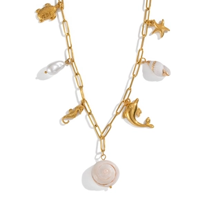 Détail du collier en acier doré 18K avec breloques marines et perle baroque blanche