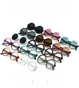 Detailed assortment of retro round sunglasses in leopard, tortoiseshell, and solid tones