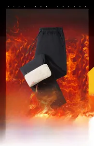 Dettaglio dei pantaloni termici da uomo con fodera in pile bianco e coulisse in vita