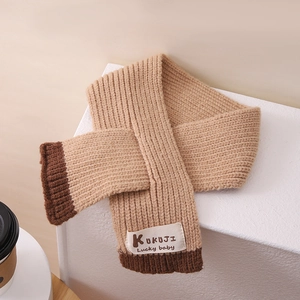 Details eines Kinder-Strickschals mit Patchwork-Design in Khaki und Braunmischung