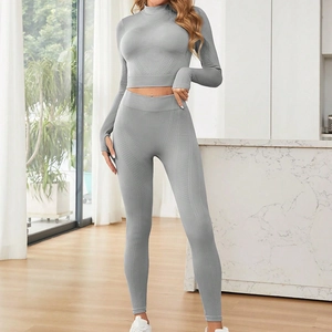 Ensemble de yoga gris sans couture avec crop top à manches longues et legging taille haute