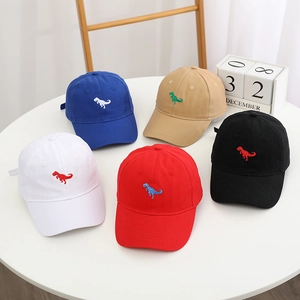 Casquette enfant avec broderie dinosaure en bleu, kaki, blanc, rouge et noir