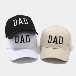 Detalle de gorras de béisbol de algodón en negro, blanco y beige con bordado DAD