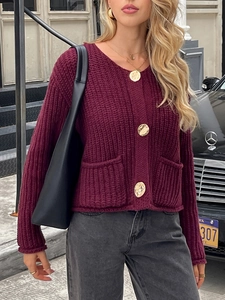 Gilet en maille épaisse bordeaux avec de gros boutons dorés et des poches plaquées