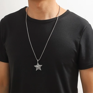Détail du collier pour homme en acier inoxydable avec pendentif étoile gravé sur chaîne tressée