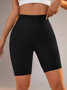Detail der nahtlosen High-Waist-Kompression am Bund der schwarzen Damen-Sportshorts